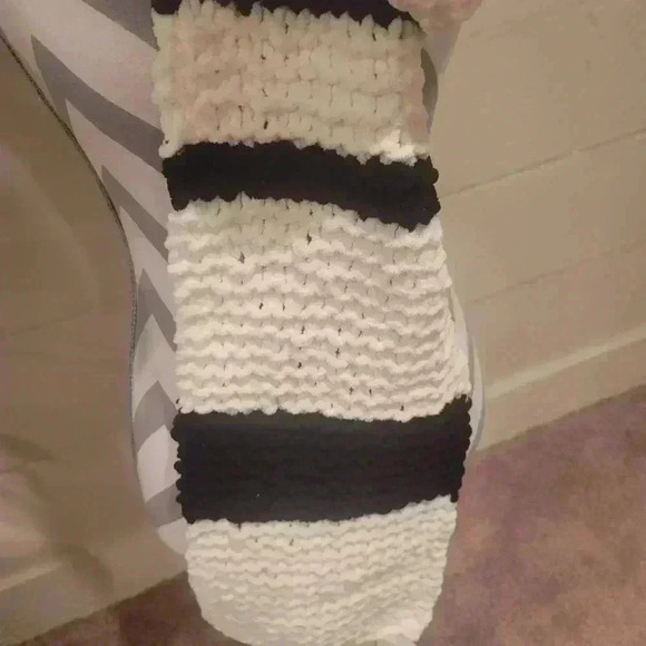 Handmade Chunky Yarn Knit Scarf Oversize Womens BLK/WHT Warm Cozy Fall Winter. - Picture 2 of 6